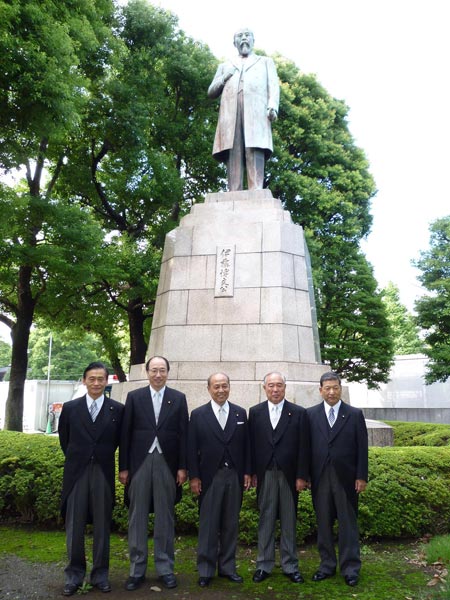 国会の庭にある伊藤博文公の像の前で